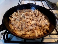 название картинки Салат Арбузная долька с курицей и грибами