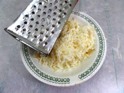 название картинки Салат Арбузная долька с курицей и грибами