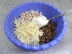 название картинки Салат Арбузная долька с курицей и грибами