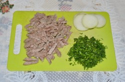 Салат Ералаш с корейской морковью, картошкой фри и мясом