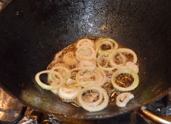 Салат Ералаш с корейской морковью, картошкой фри и мясом