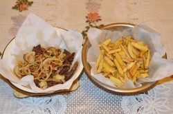 Салат Ералаш с корейской морковью, картошкой фри и мясом