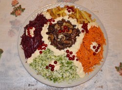 Салат Ералаш с корейской морковью, картошкой фри и мясом