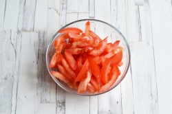 название картинки Салат фасоль помидоры сыр сухарики