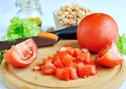 название картинки Салат из фасоли с помидорами