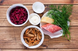 Салат с фасолью сухариками и колбасой