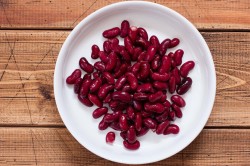 Салат с фасолью сухариками и колбасой