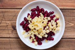 Салат с фасолью сухариками и колбасой