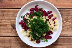 Салат с фасолью сухариками и колбасой