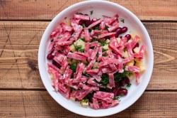 Салат с фасолью сухариками и колбасой