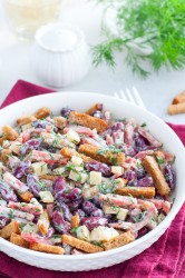 Салат с фасолью сухариками и колбасой