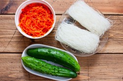 Салат фунчоза с корейской морковью и огурцом