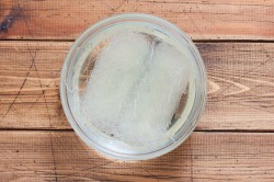 Салат фунчоза с корейской морковью и огурцом