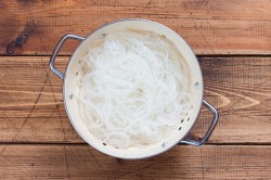 Салат фунчоза с корейской морковью и огурцом