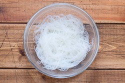 Салат фунчоза с корейской морковью и огурцом