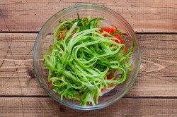 Салат фунчоза с корейской морковью и огурцом