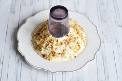 название картинки Салат Гранатовый браслет с курицей классический