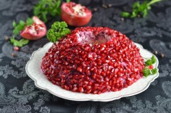 название картинки Салат Гранатовый браслет с курицей классический
