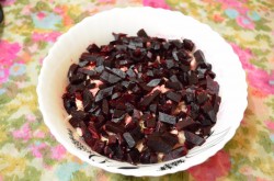 название картинки Салат Гренадер из свеклы с черносливом и говядины