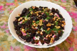 название картинки Салат Гренадер из свеклы с черносливом и говядины