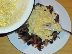 название картинки Салат с грибами, луком и сыром