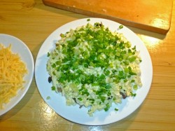 название картинки Салат с грибами, луком и сыром