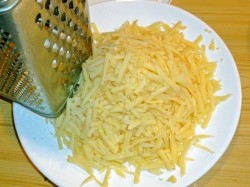 название картинки Салат с грибами, луком и сыром