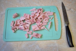 Салат с помидорами и колбасой