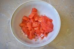 Салат с помидорами и колбасой