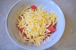 Салат с помидорами и колбасой