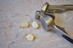 Салат с помидорами и колбасой