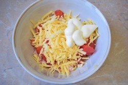 Салат с помидорами и колбасой