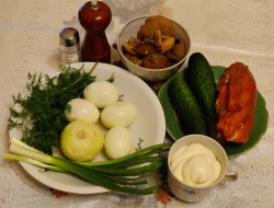 Салат Ирина с копчёной курицей и грибами, огурцом