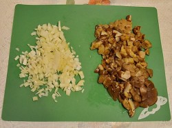 Салат Ирина с копчёной курицей и грибами, огурцом