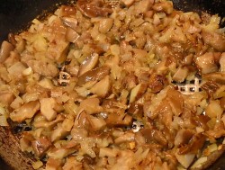 Салат Ирина с копчёной курицей и грибами, огурцом