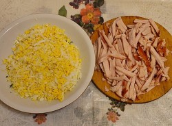 Салат Ирина с копчёной курицей и грибами, огурцом