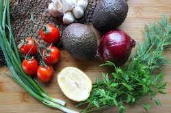 Салат из авокадо и помидоров черри