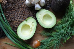 Салат из авокадо и помидоров черри