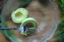 Салат из авокадо и помидоров черри