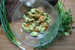 Салат из авокадо и помидоров черри