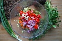 Салат из авокадо и помидоров черри