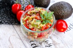 Салат из авокадо и помидоров черри