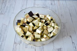 название картинки Салат из баклажанов с кунжутом, перцем и грецкими орехами