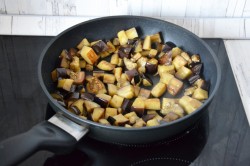 название картинки Салат из баклажанов с кунжутом, перцем и грецкими орехами