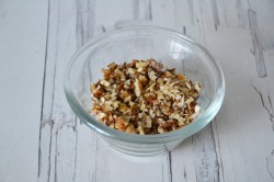 название картинки Салат из баклажанов с кунжутом, перцем и грецкими орехами