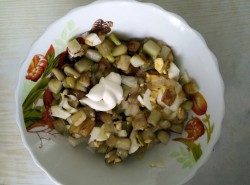 название картинки Салат из баклажанов с яйцом и маринованным луком