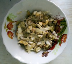 название картинки Салат из баклажанов с яйцом и маринованным луком