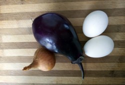 название картинки Салат из баклажанов с яйцом и маринованным луком