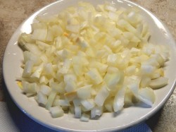 название картинки Салат из баклажанов с яйцом и маринованным луком