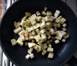 название картинки Салат из баклажанов с яйцом и маринованным луком